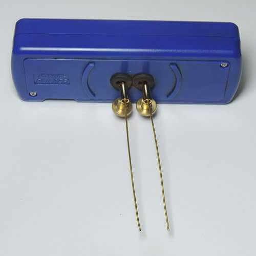 Silbergenerator mit 8 cm Goldelektroden in Adapter eingespannt