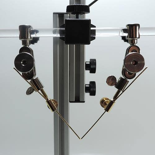 8 cm Goldelektroden im Elektrodenadapter eingespannt