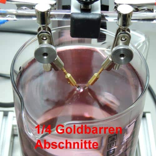 zwei 1/4 Goldbarrenabschnitte im Elektroden-Adapter eingespannt