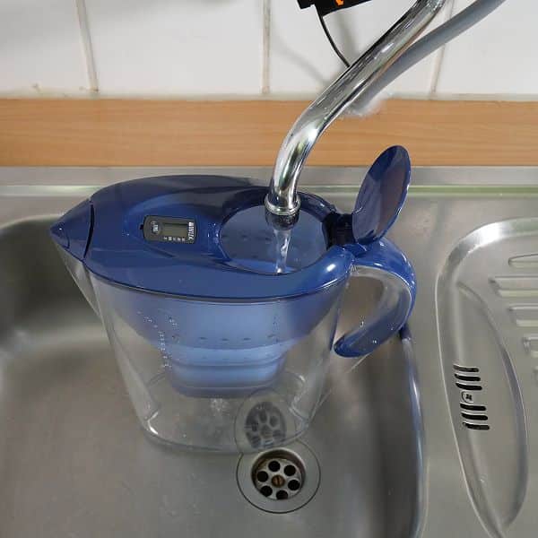 Wasserfilterung mit einem Kannenfilter